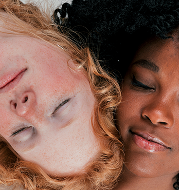 Tumbnail_0001_close-up-fair-dark-skinned-young-woman-leaning-their-head-each-other-sleeping