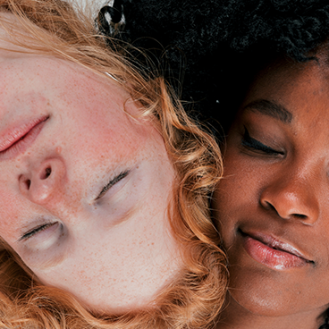 Tumbnail_0001_close-up-fair-dark-skinned-young-woman-leaning-their-head-each-other-sleeping