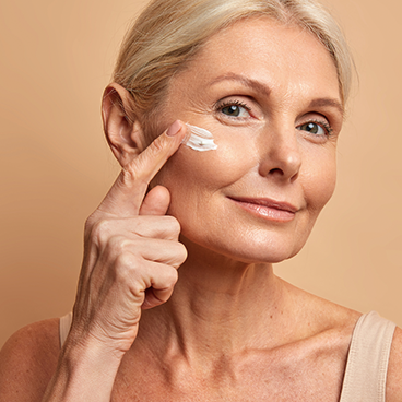 Tumbnail_0003_middle-aged-beautiful-woman-applies-anti-aging-cream-on-face-undergoes-beauty-treatments-cares-about-ski